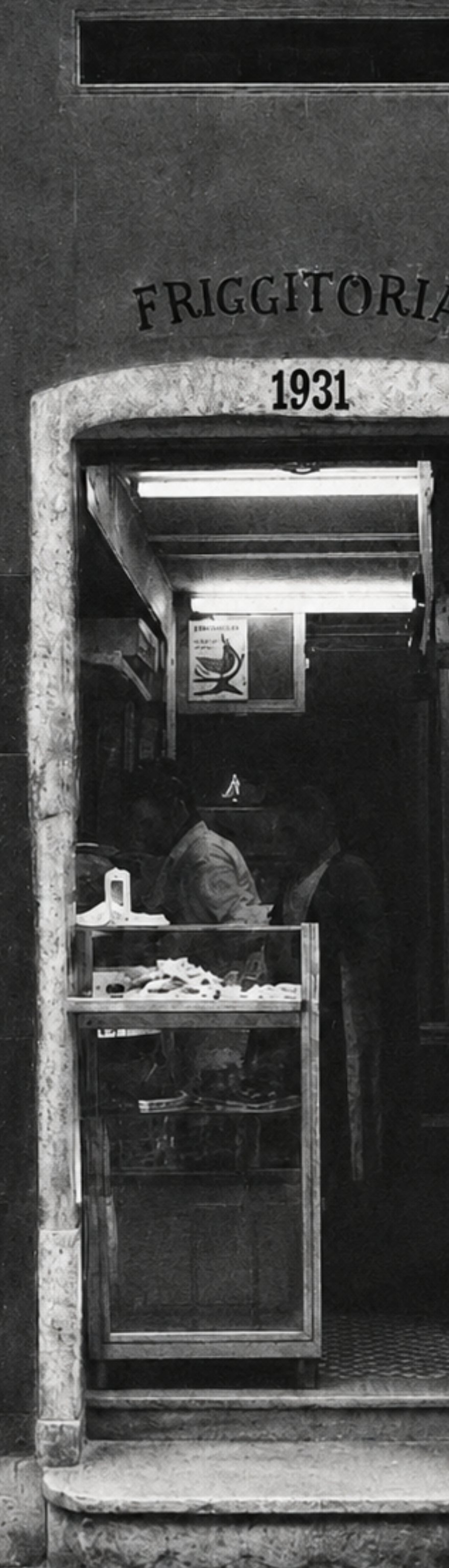 L'ingresso della friggitoria a Napoli, con l'insegna del 1931